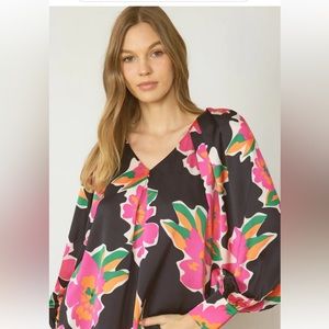 Gorgeous floral flowing blouse. This can be worn casual or dressed up.